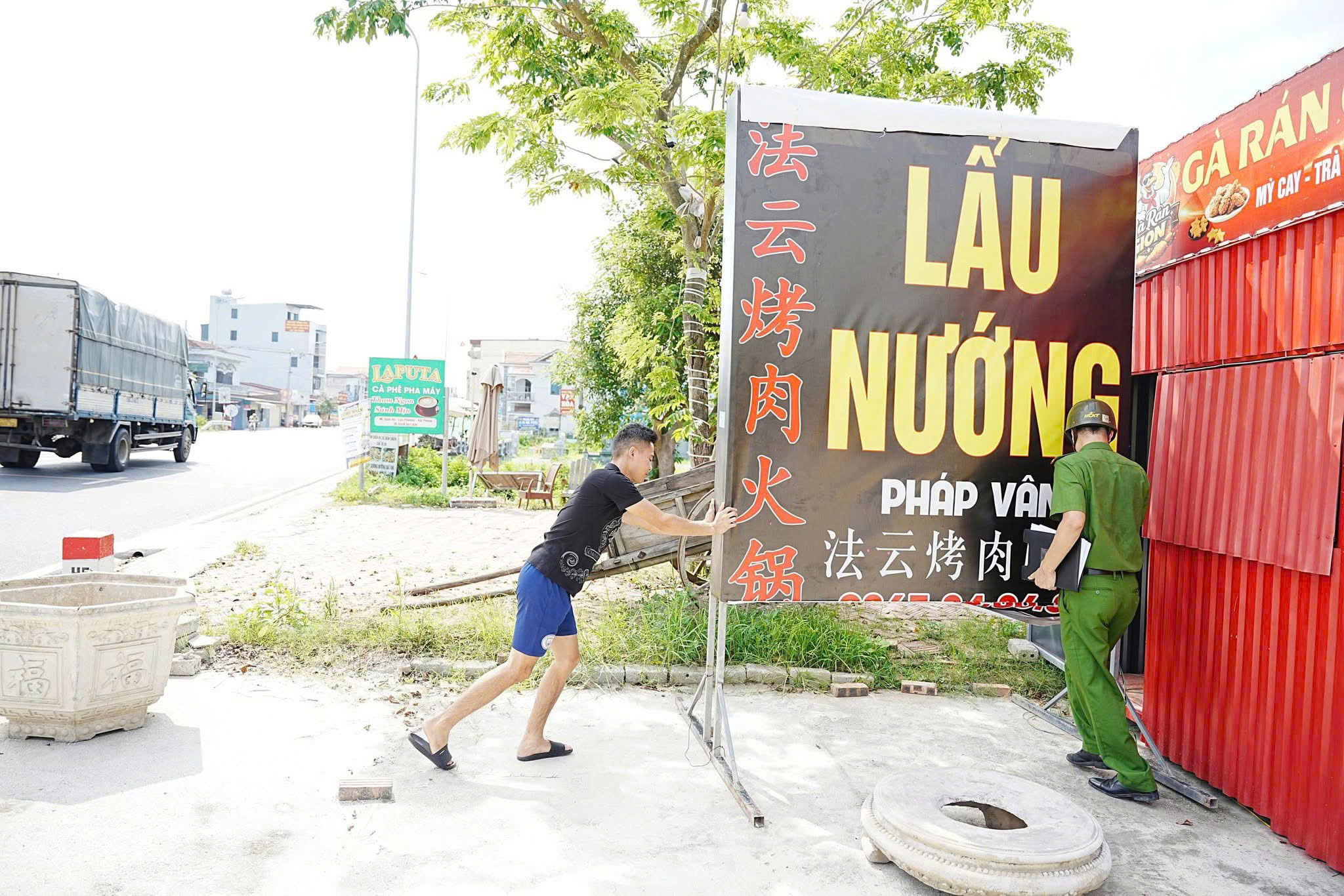 Công an xã Lạc Phượng ra quân chấn chỉnh trật tự đường hè, hành lang an toàn giao thông
